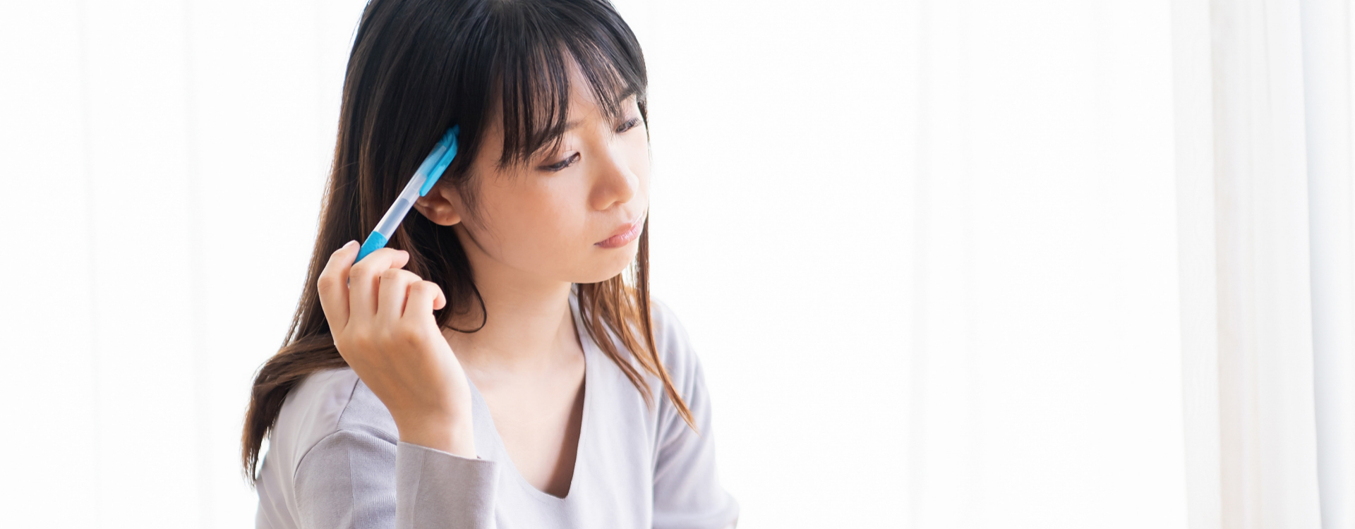 アンケートに答える女子社員